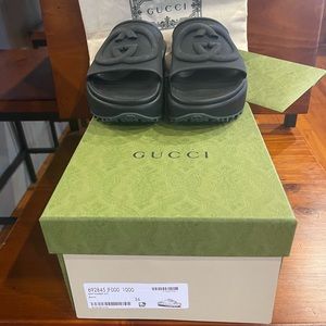 Gucci women’s slide w/interlocking G size 36 is 6